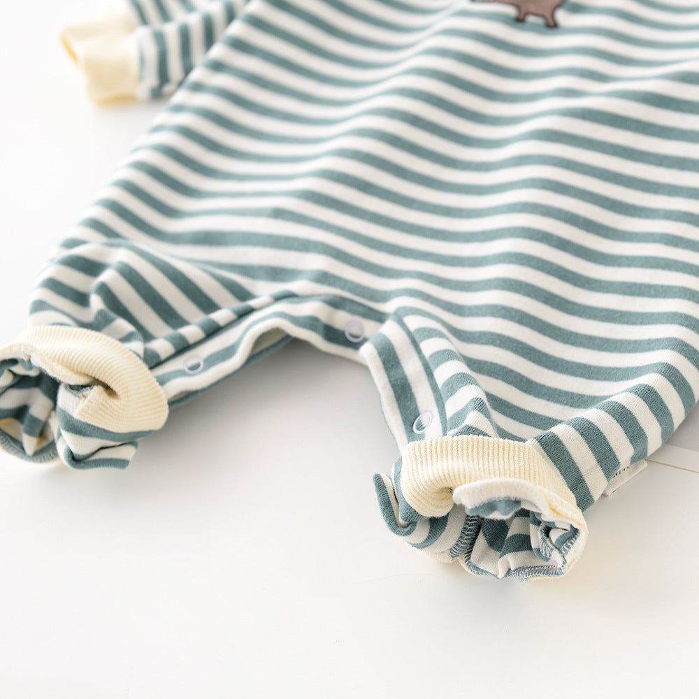 Détail des boutons-pression à l’entrejambe et des chevilles de la grenouillère bébé à rayures vertes et blanches