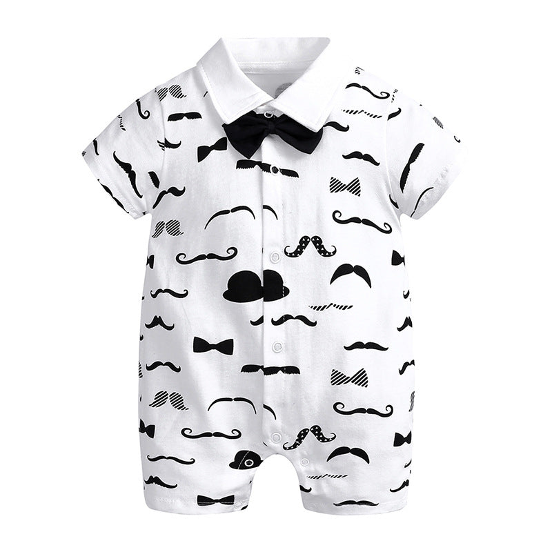 Barboteuse bébé blanche à motifs de moustaches noires, avec col chemise et nœud papillon noir.