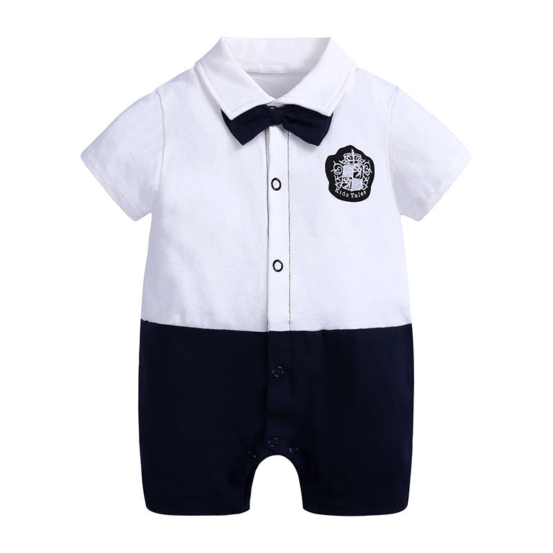 Barboteuse bébé gentleman noire et blanche, avec col chemise, nœud papillon noir et écusson sur la poitrine.