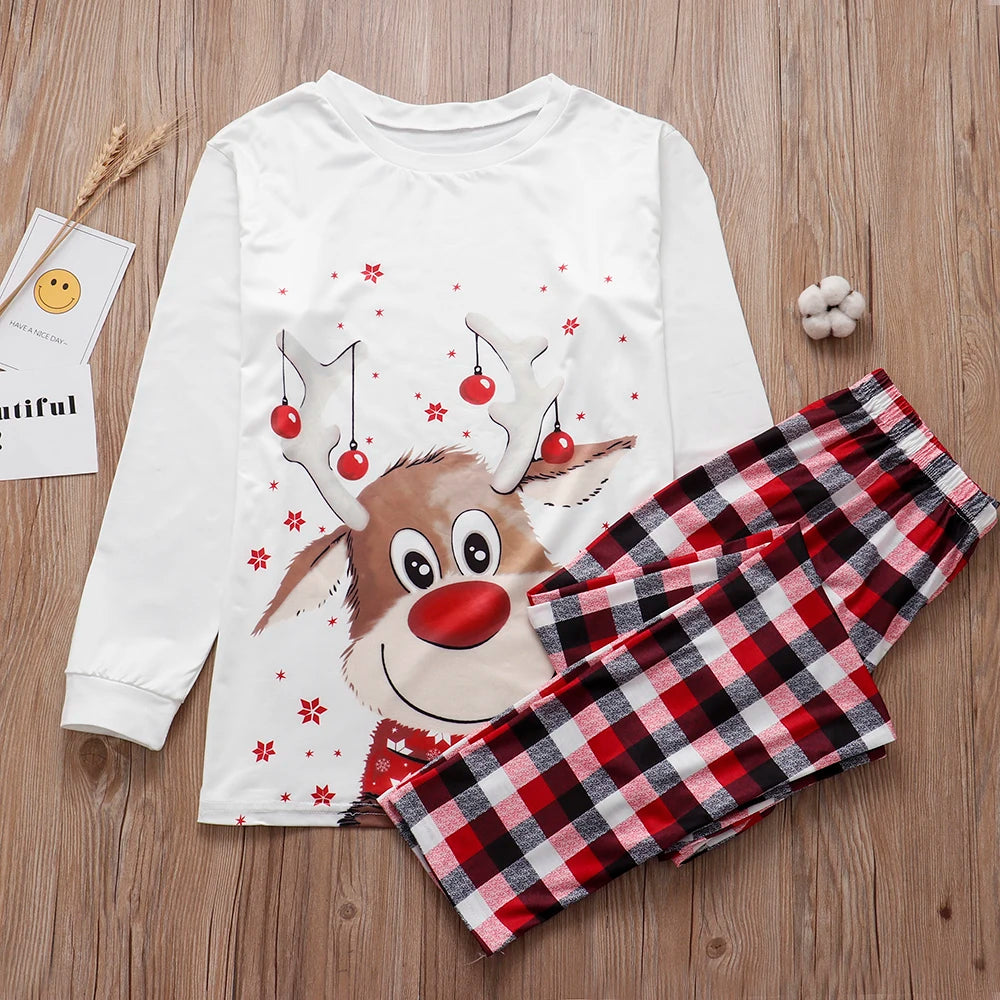 Pyjama de Noël adulte : haut blanc à renne au nez rouge et pantalon à carreaux rouges, noirs et blancs.