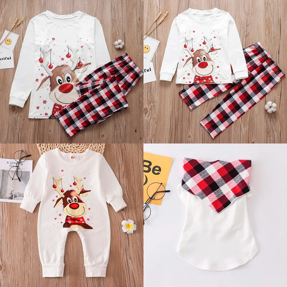 Modèles de Noël assortis : pyjamas adulte et enfant à motif renne, combinaison bébé et tenue pour chien.