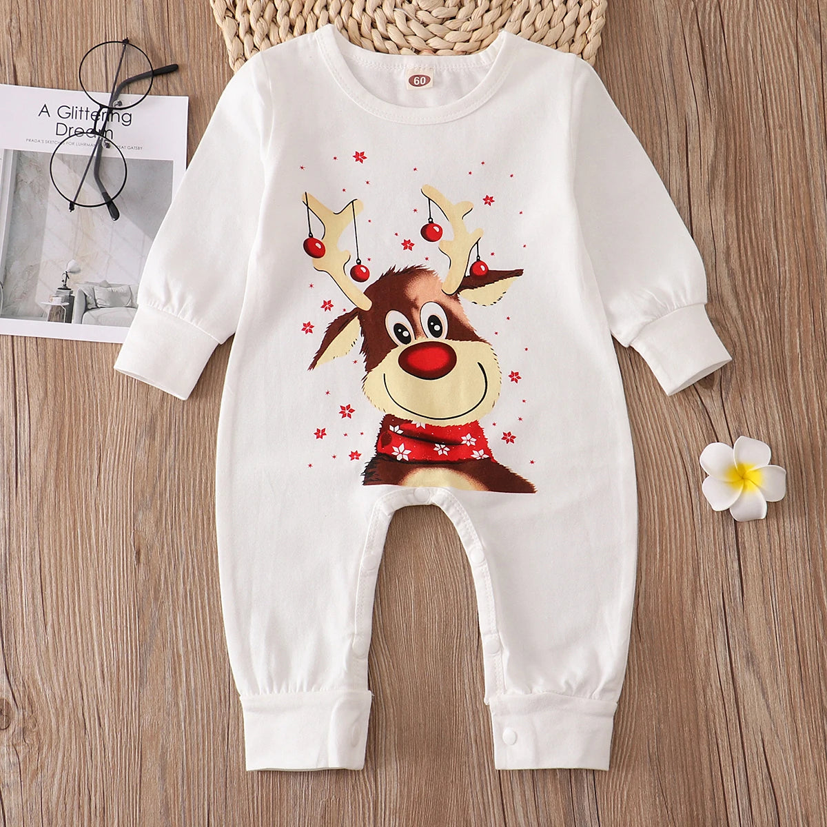 Combinaison de Noël bébé blanche à manches longues, avec renne au nez rouge et boutons-pression aux jambes.