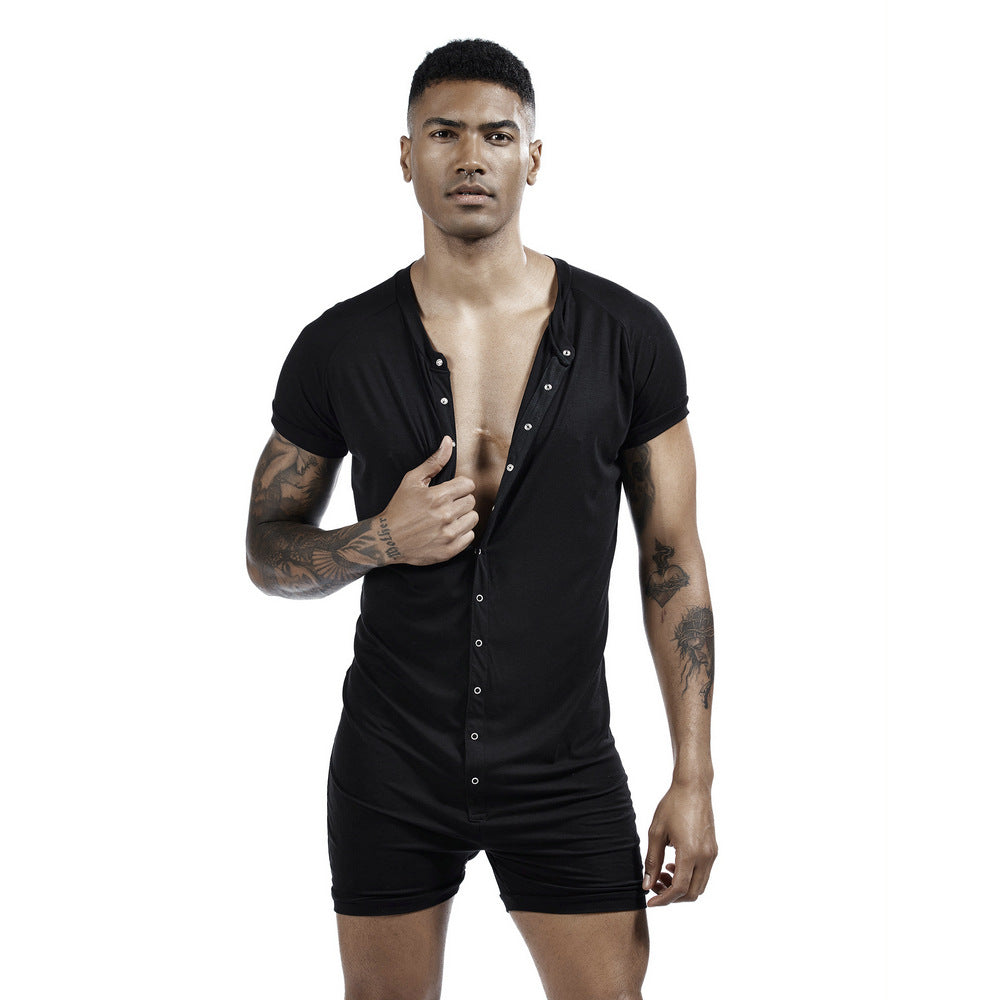  Grenouillère courte noire pour homme, à manches courtes et boutons sur le devant, portée avec le décolleté ouvert.